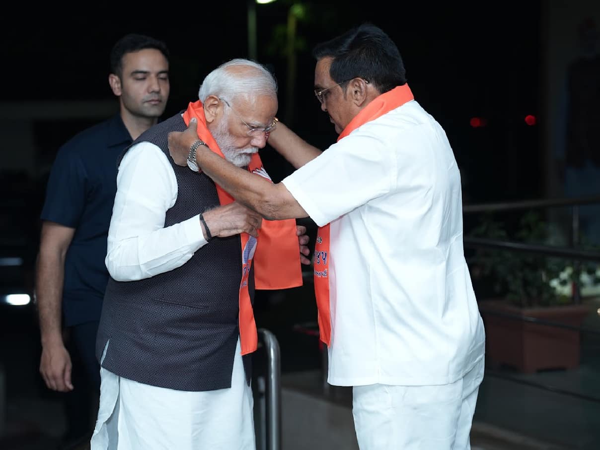 વિશ્વ માનવ, આપણા પ્રિય માનનીય વડાપ્રધાન શ્રી નરેન્દ્રભાઈ મોદી સાહેબે રાજ્ય કાર્યાલય શ્રી કમલમની મુલાકાત લીધી, આ પ્રસંગે તેમનું સ્વાગત કરીને ધન્યતા અનુભવી. વડા પ્રધાનનું માર્ગદર્શન મેળવવું એ એક મોટો લહાવો હતો.